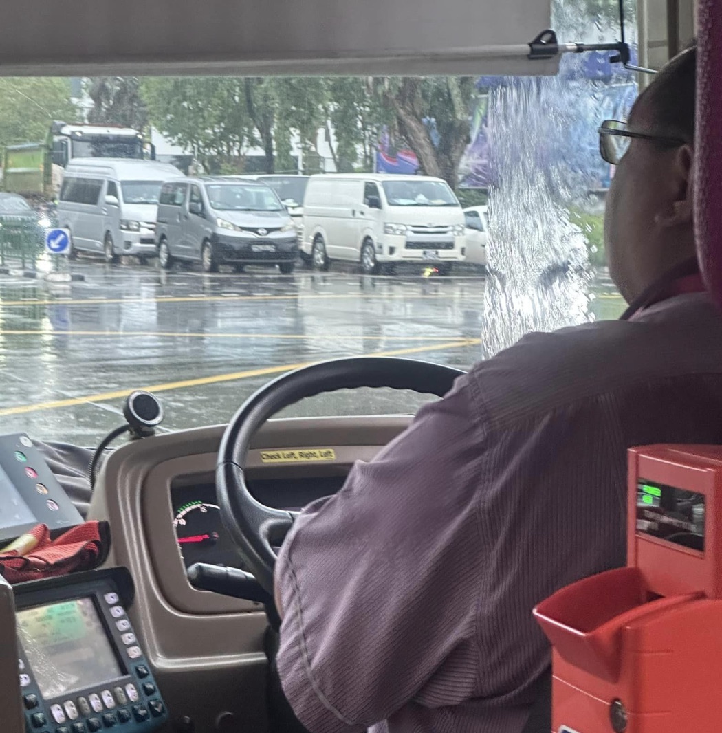 S'poreans praise bus driver for shielding passengers from rain with his own umbrella